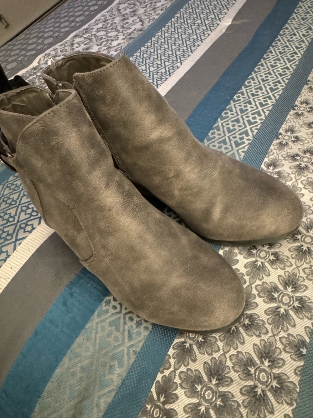 Women's gray Ankle Boots - Classic Chelsea Style